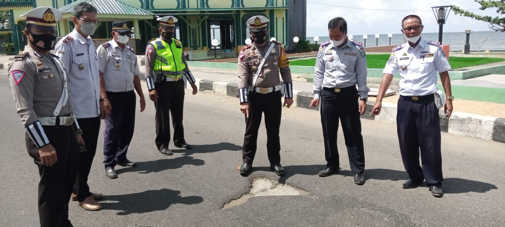 Antisipasi Kecelakaan, Kasat Lantas Tinjau Jalan Berlubang