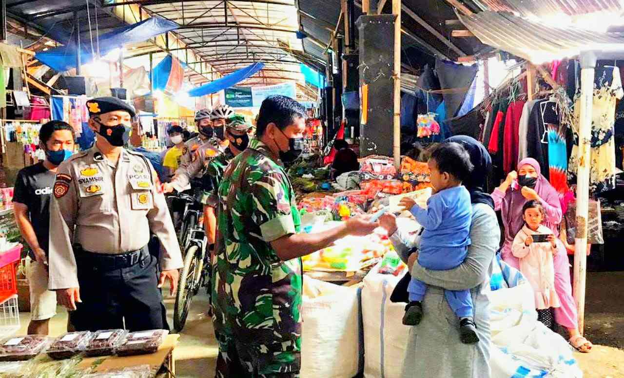 TNI-Polri Edukasi Prokes di Pasar Makale