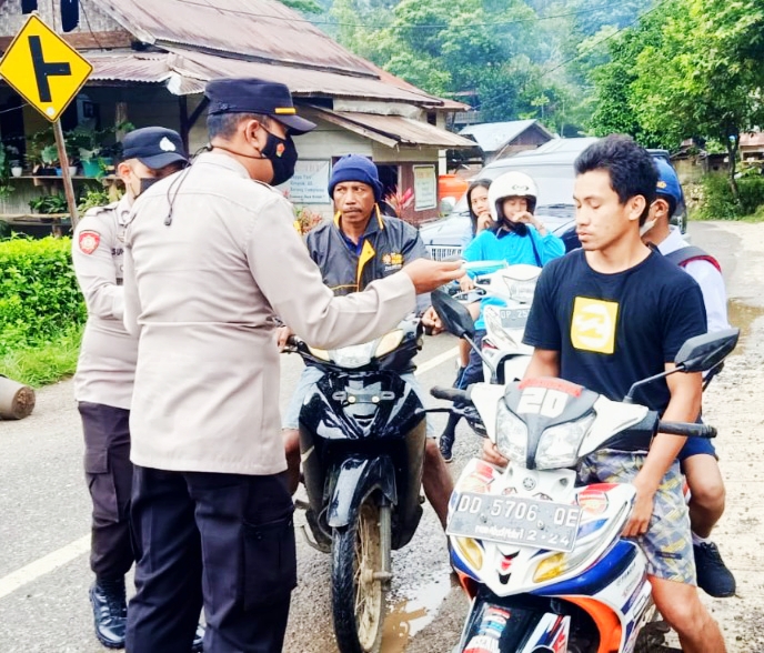 Polsek Sangalla Operasi Yustisi Tertibkan Penggunaan Helm Dan Knalpot Bising