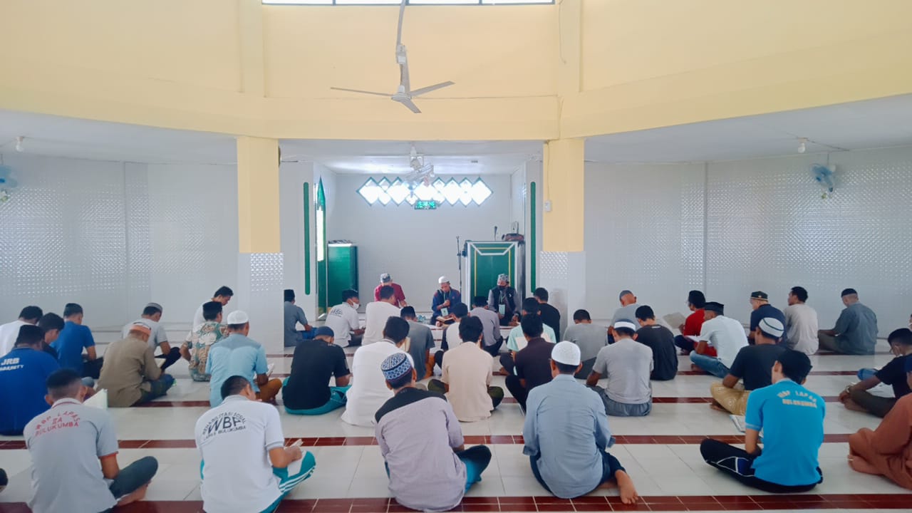 Ratusan Warga Binaan LAPAS Bulukumba Ngaji dan Belajar Agama Bersama Dai Muda
