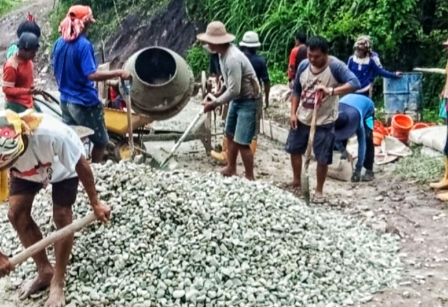 Warga Bokin Swadaya Rabat Beton Jalan Lingkar