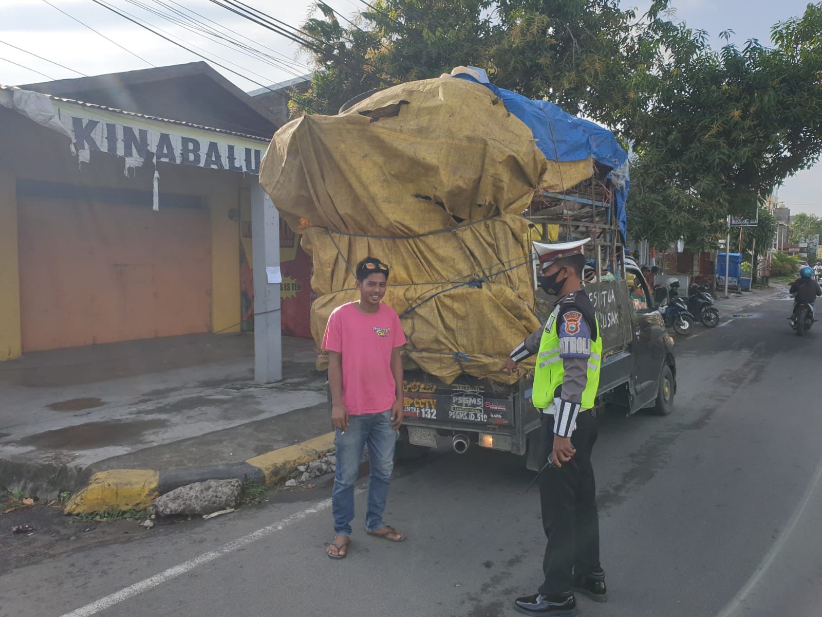 Satlantas Polres Pinrang Beri Edukasi ke Pelanggar Kendaraan  yang Bermuatan Lebih