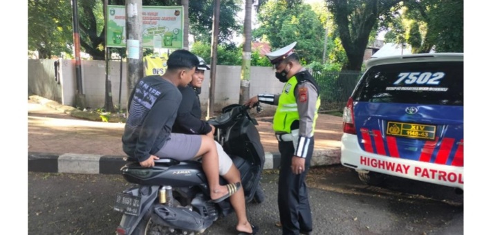 Kasat Lantas Polres Parepare Sosialisasi Pengguna Helm SNI