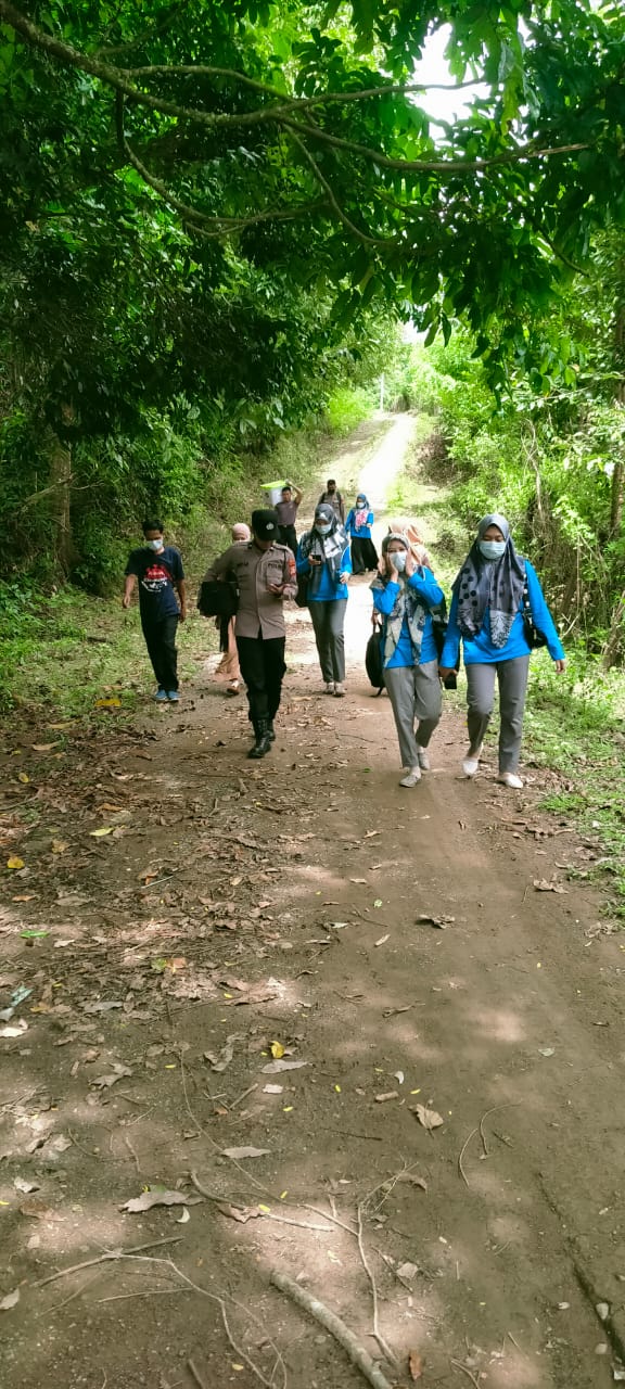 Babinkamtibmas Polsek Tompobulu Maros Lakukan vaksinasi Door to Door