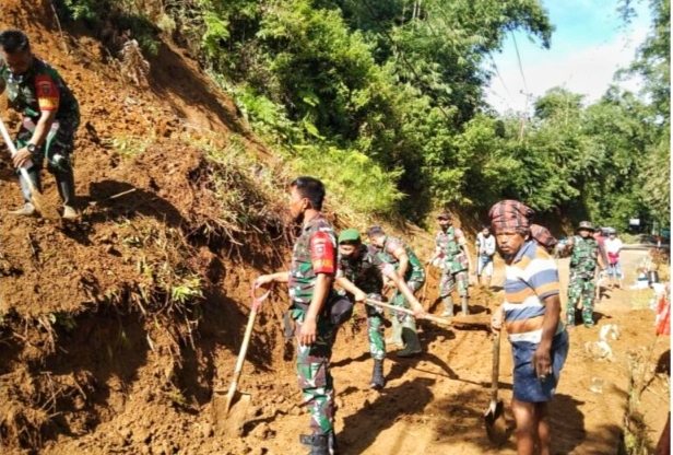 Jalan Poros Obwis Kapala Pitu Tertimbun Longsor
