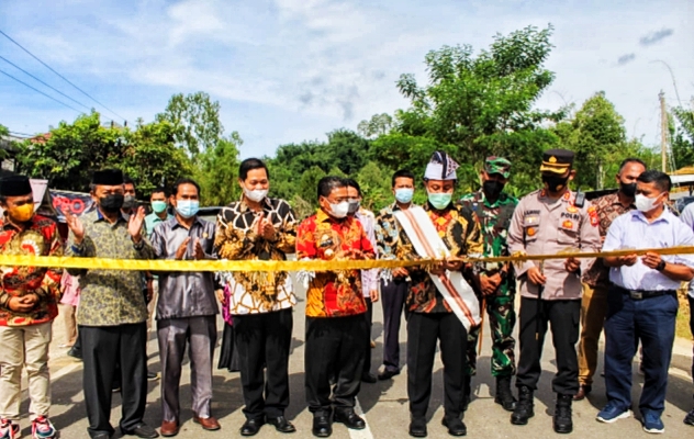 PLT Gubernur Sulsel Resmikan Tiga Proyek Jalan Provinsi di Toraja Utara