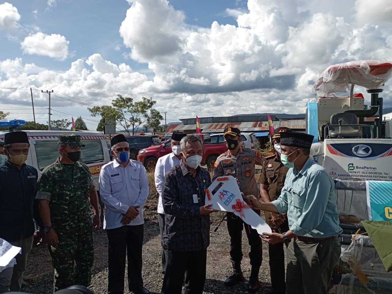 PT Vale Serahkan Alat Mesin Pertanian ke Petani Mahalona
