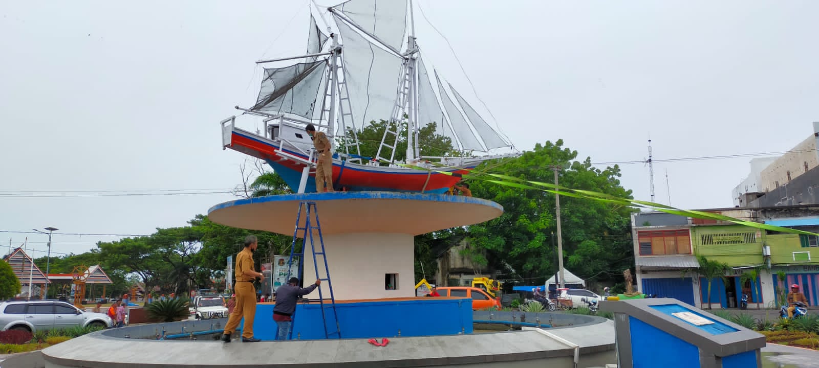 Pinisi Kembali Tegak Setelah Diterpa Angin Kencang