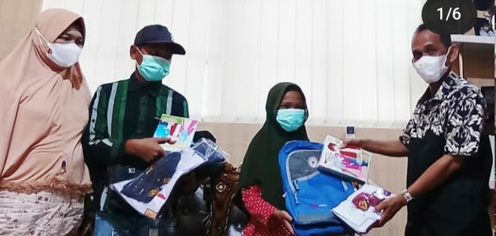 975 Pasang Pakaian Seragam dan Perlengkapan Sekolah Bagi Siswa Kurang Mampu.