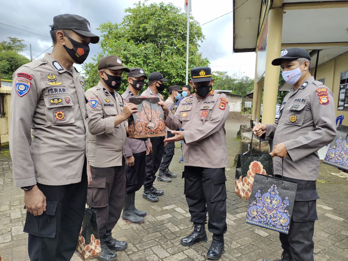 Kapolsek Tompobulu Hadiahi Jaket untuk Delapan Anggota Babinkamtibmas