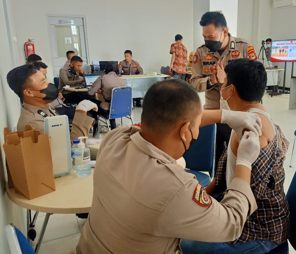 Kapolres bersama Kanca BRI Bulukumba Ikut Zoom Meeting Serbuan Vaksinasi