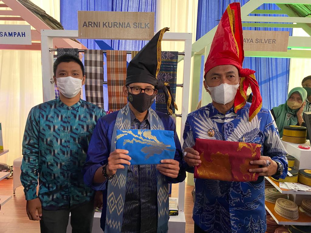 Menteri Sandiaga Uno berharap Sutra Wajo Bisa Menembus Pasar Nasional Maupun Dunia