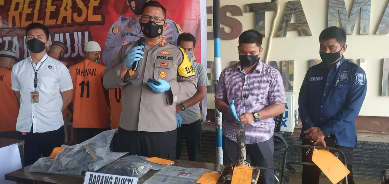 Diduga Terlibat Pembakaran Kantor Desa, Lima Warga Terancam Penjara 12 Tahun