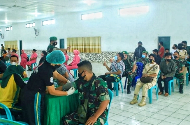 Prajurit Kodim Tator Bersama Warga Divaksin Booster