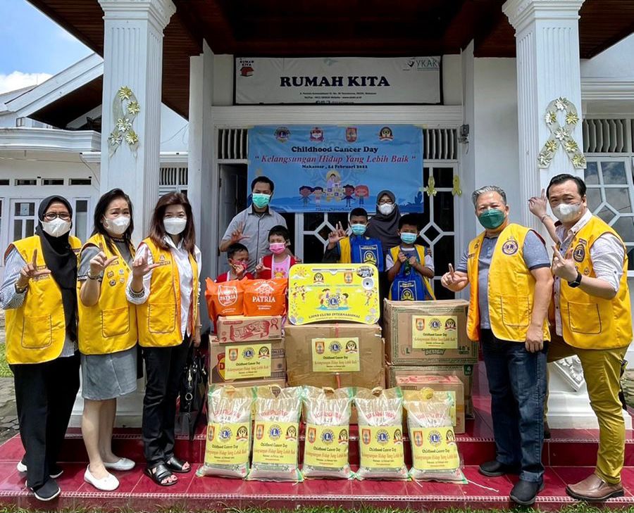 Lions Club Makassar Bantu Meja Gambar ke Yayasan Kanker