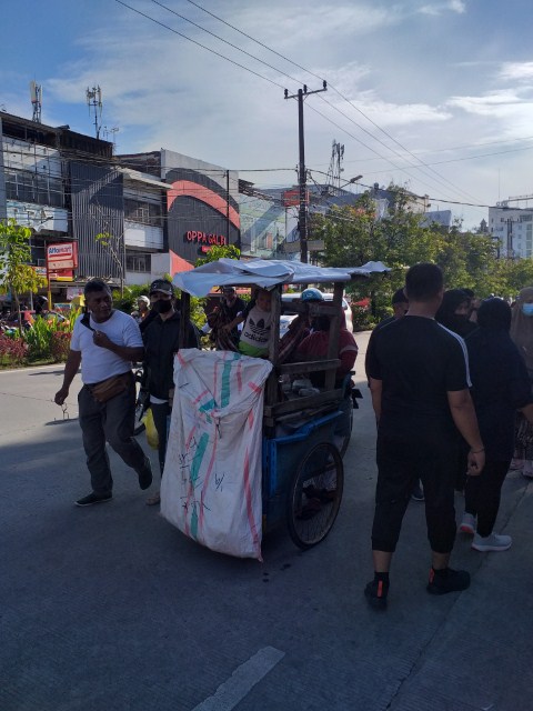 Pemulung dan pengemis masih saja beraktivitas di sejumlah titik