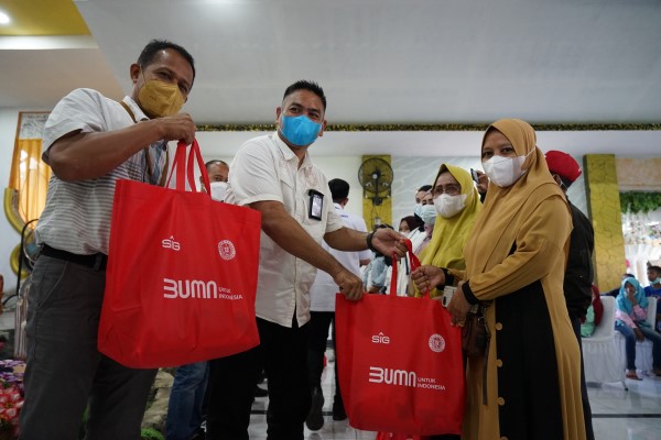 Semen Tonasa Serahkan 500 Paket Sembako