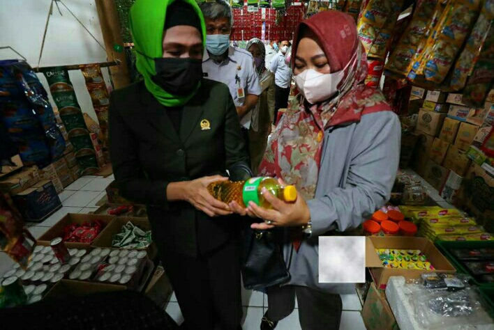 Warga Masih Antre Beli Minyak Goreng