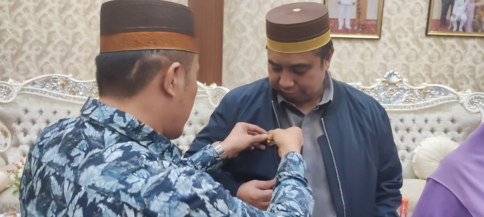 Chaidir Syam dan Ibundanya Diberi Pin Wija Datu Ulaweng
