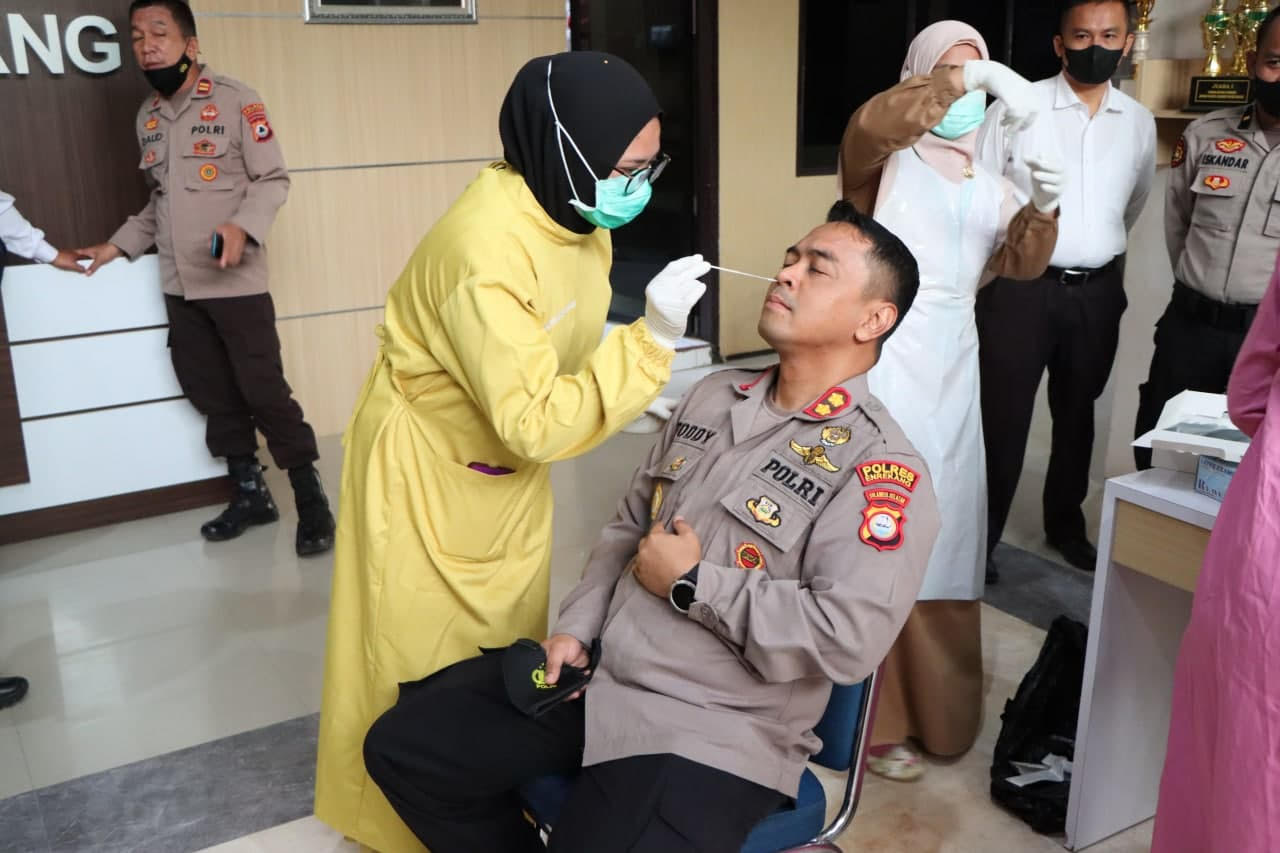 Personel Polri Jalani Swab Antigen