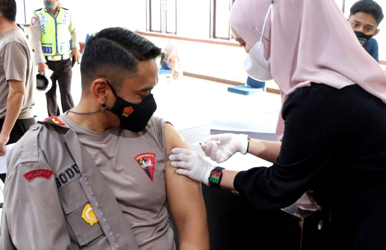 Ratusan Polisi Jalani Vaksinasi Booster