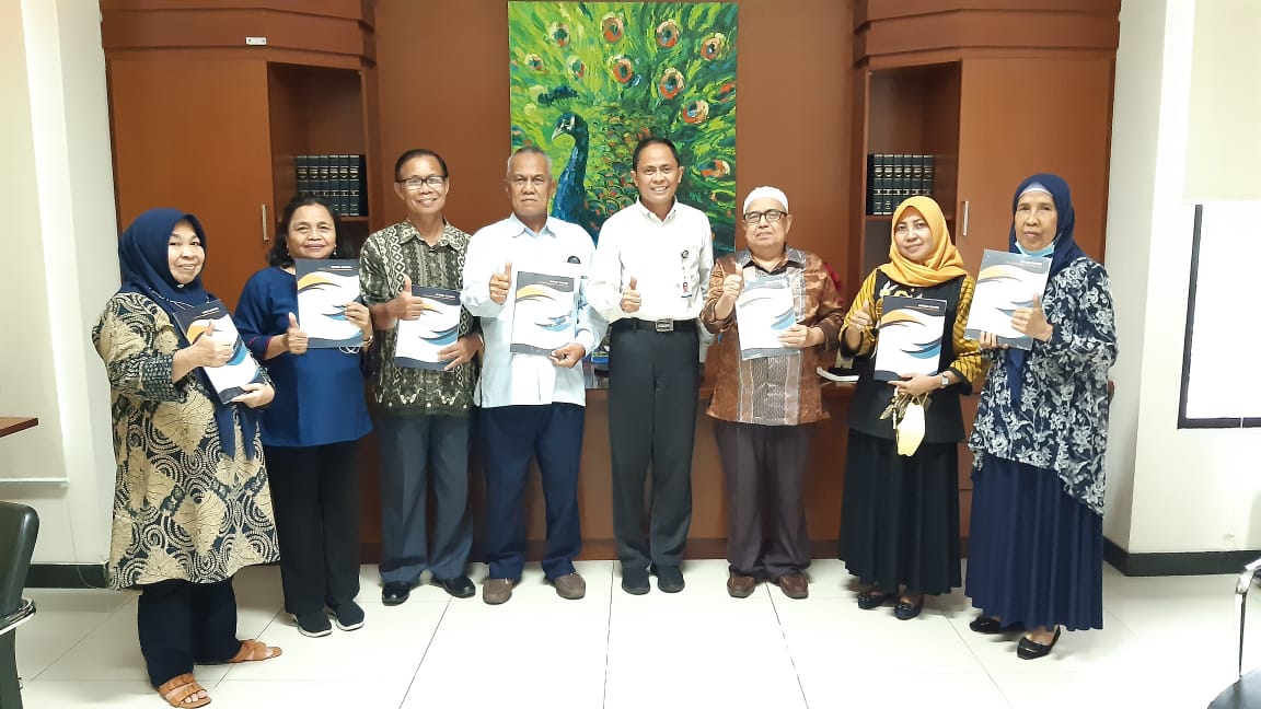 Tujuh Dosen UT Makassar Hasilkan Buku Bunga Rampai