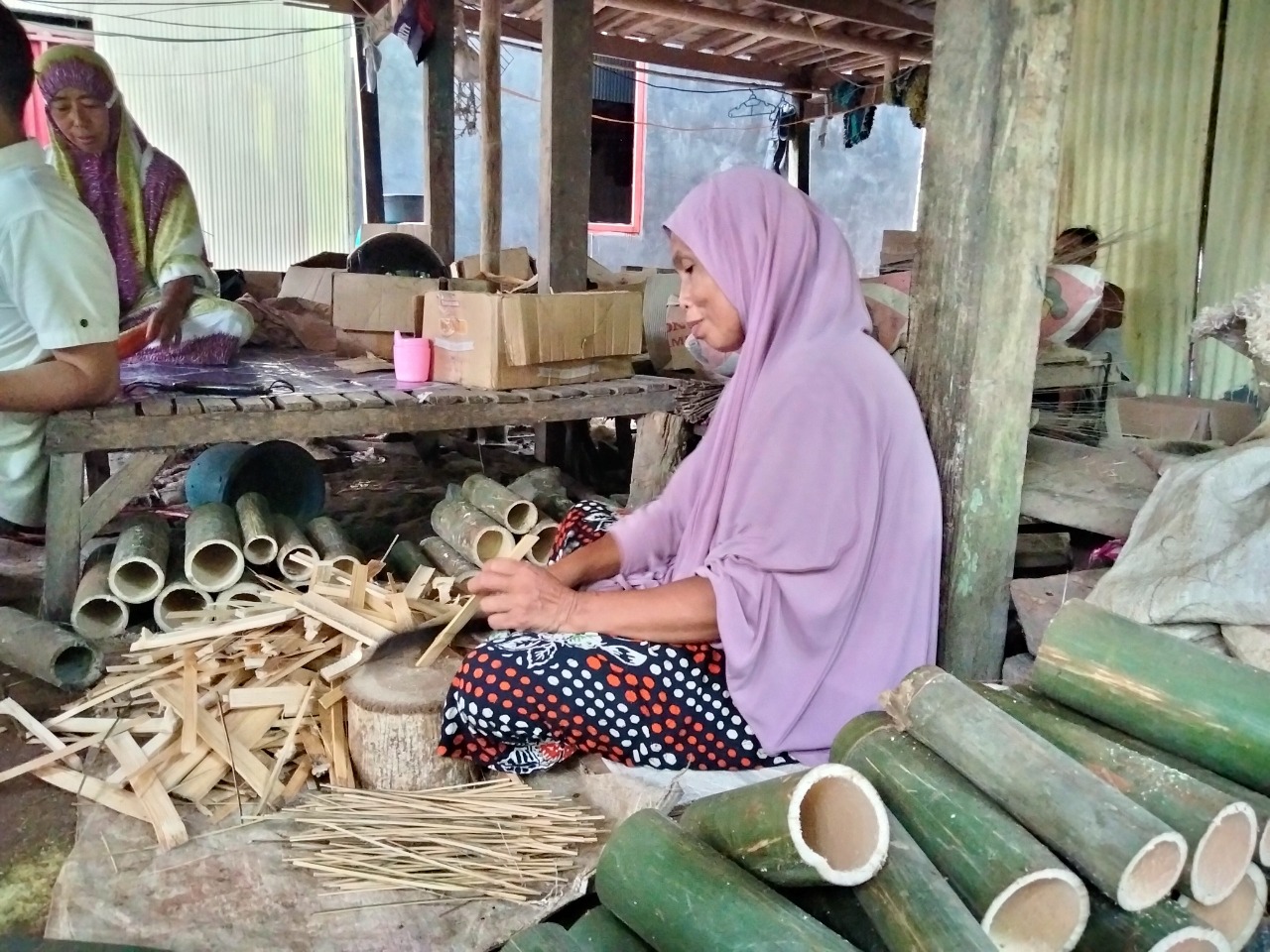 Mardia Hidupi Tiga Anaknya dari Jualan Tusuk Sate