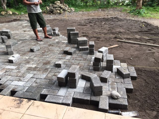 Paving Block Mulai Dipasang di Halaman SMPN 19 Moncongloe