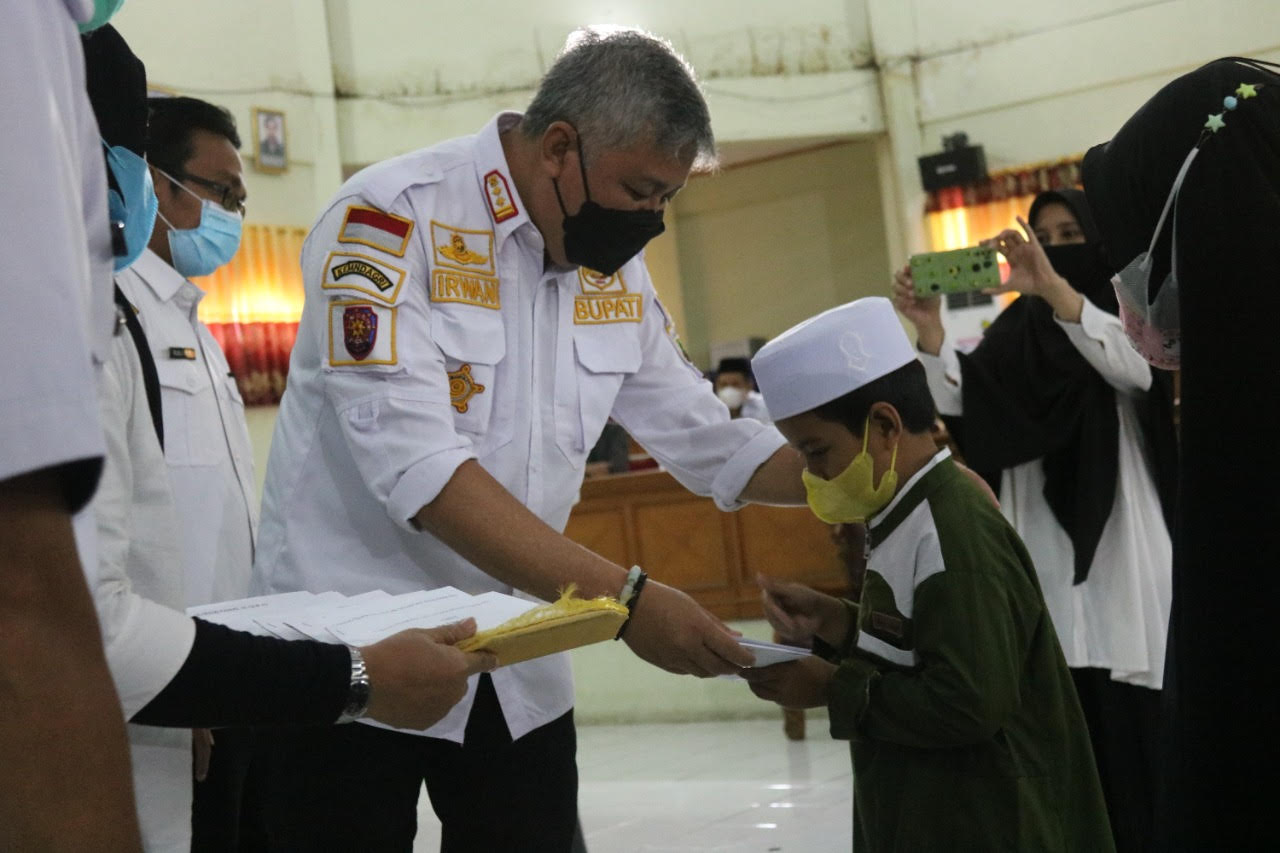 Irwan Serahkan Bonus Pemenang MTQ