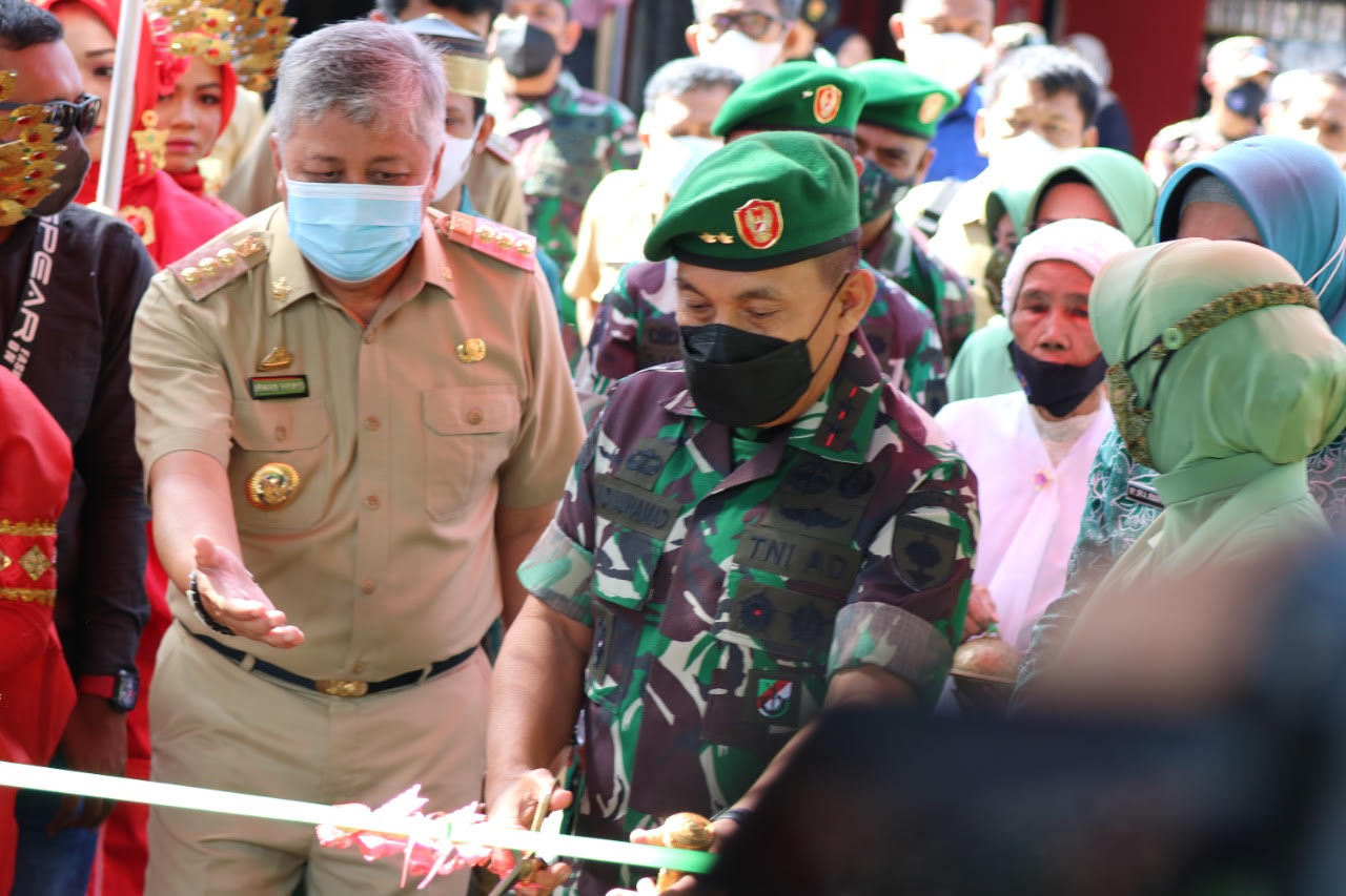 Pangdam Disambut Prosesi Adat Pencucian Benda Pusaka