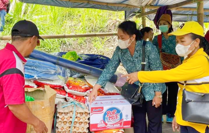 TP PKK Serahkan Bantuan Terdampak Longsor