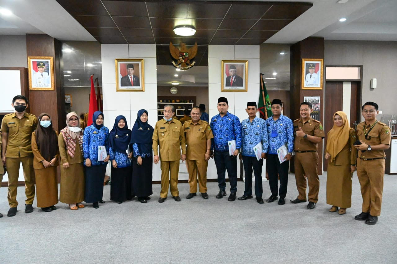 Dollah Mando Serahkan SK 87 Orang CPNS