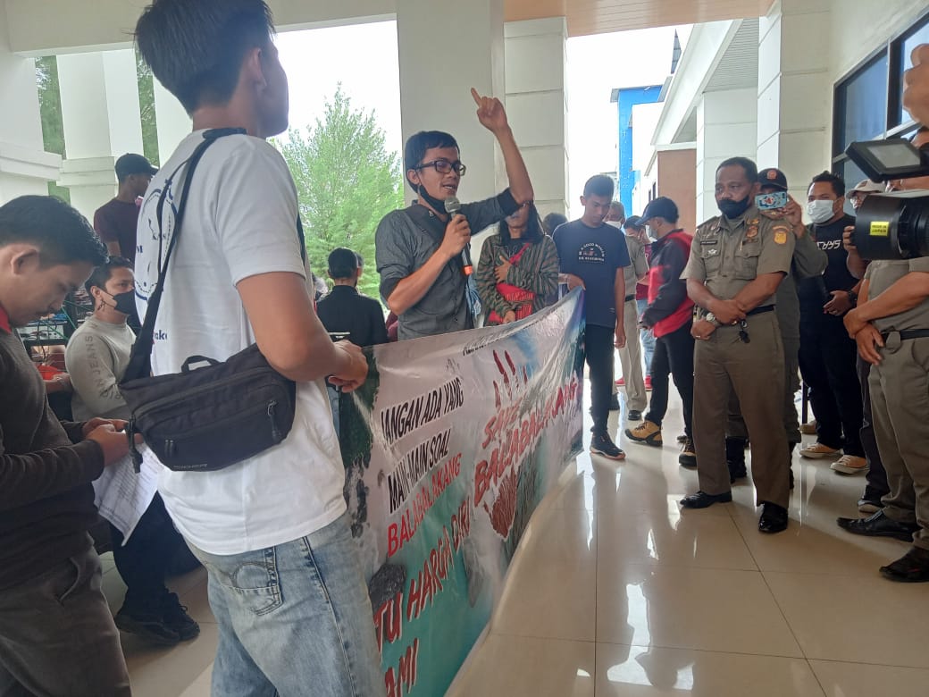 Pemuda Balabalakang Demo DPRD Soal Pulau