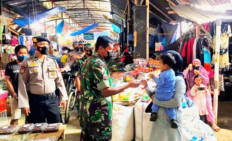 TNI-Polri Edukasi Prokes di Pasar Makale