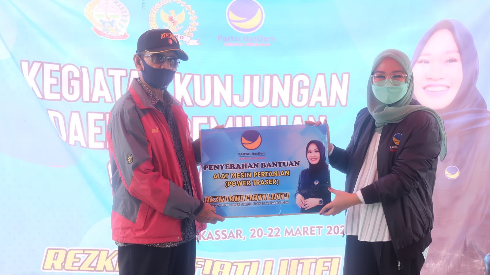 Rezki Bantu Mesin Perontok Padi ke Petani