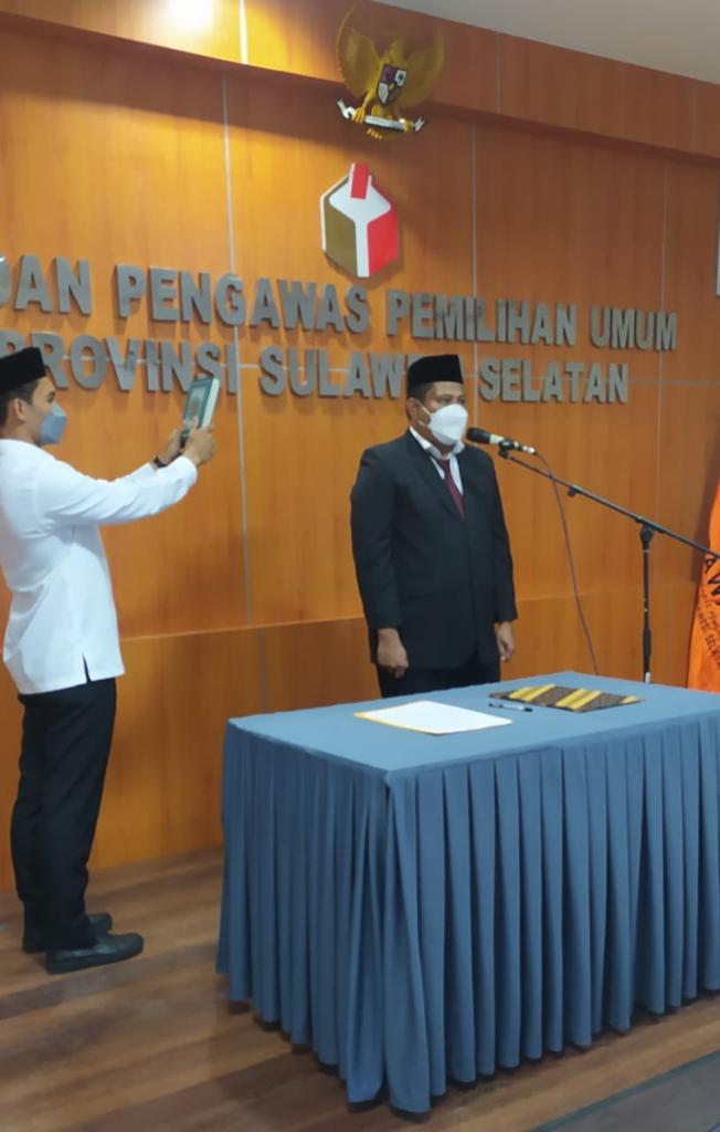 Dede Arwinsyah Dilantik Jadi Anggota Bawaslu Makassar
