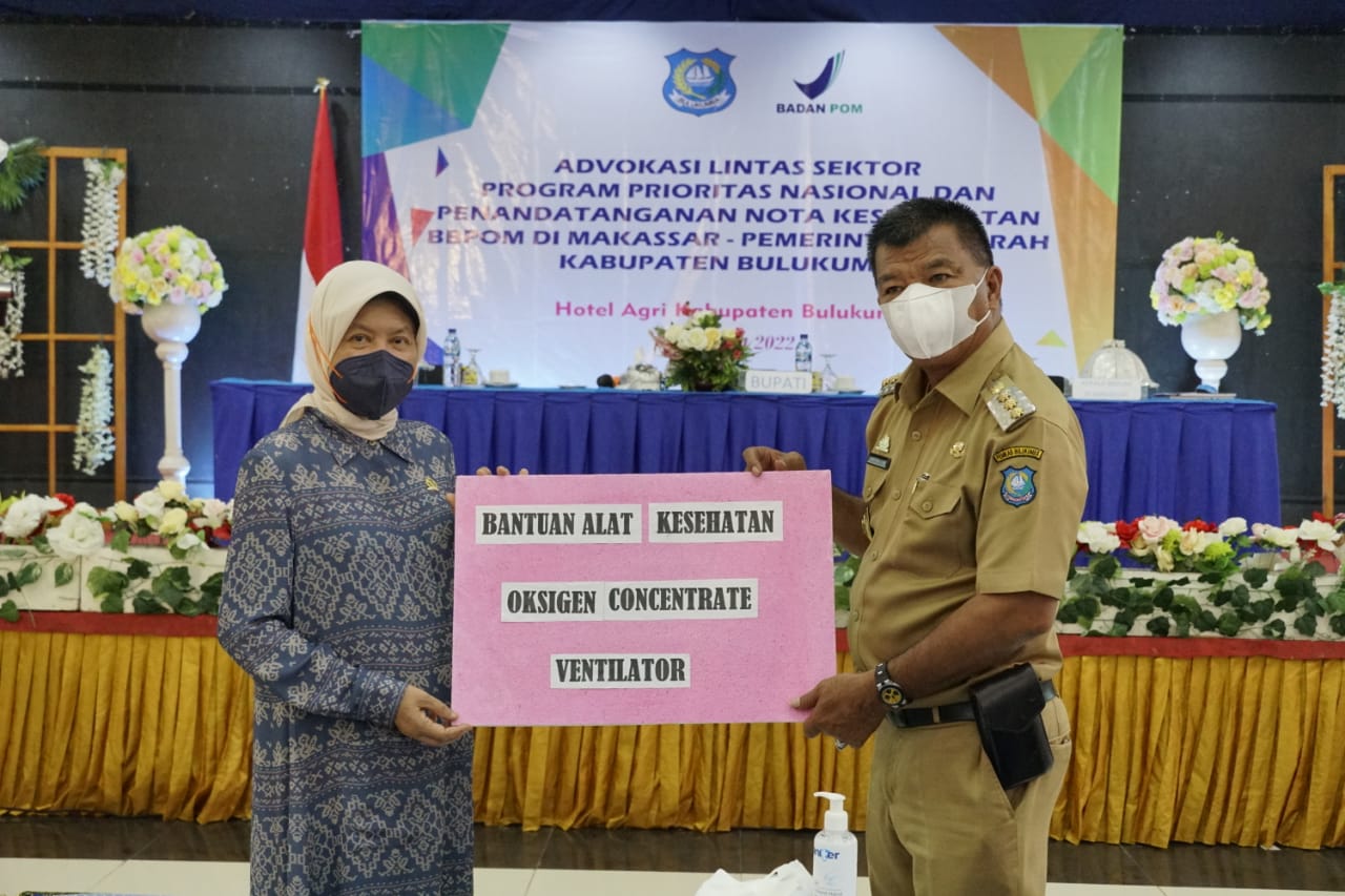 Hasna Syam Serahkan Bantuan Alkes di Bulukumba