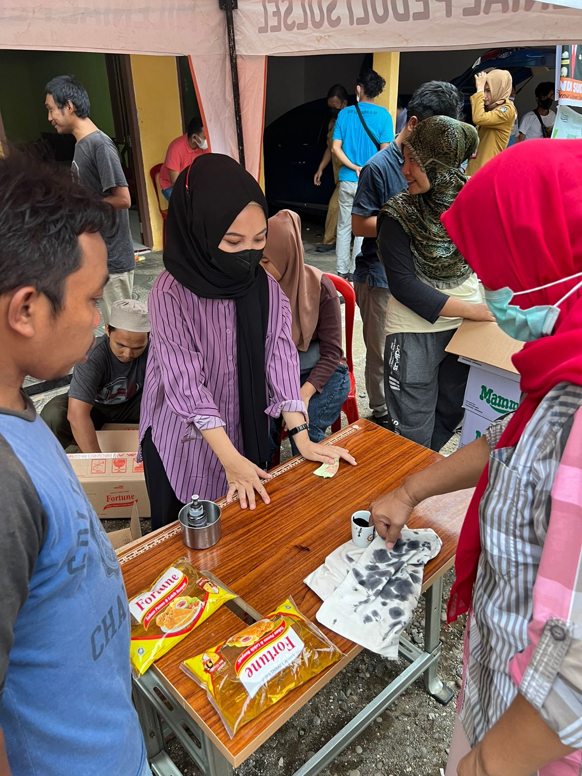 Beli Minyak Goreng Subsidi, Jari Warga Dicelupkan ke Tinta