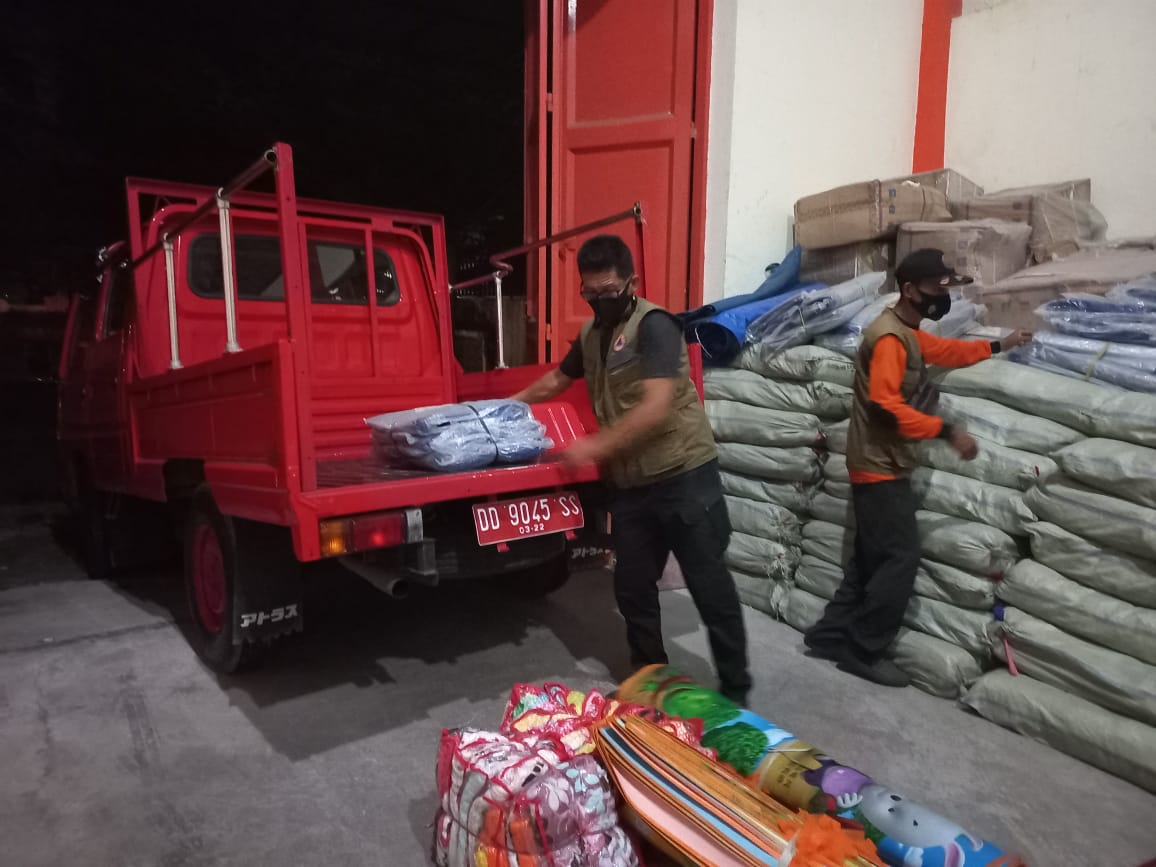 Salurkan Bantuan ke Korban