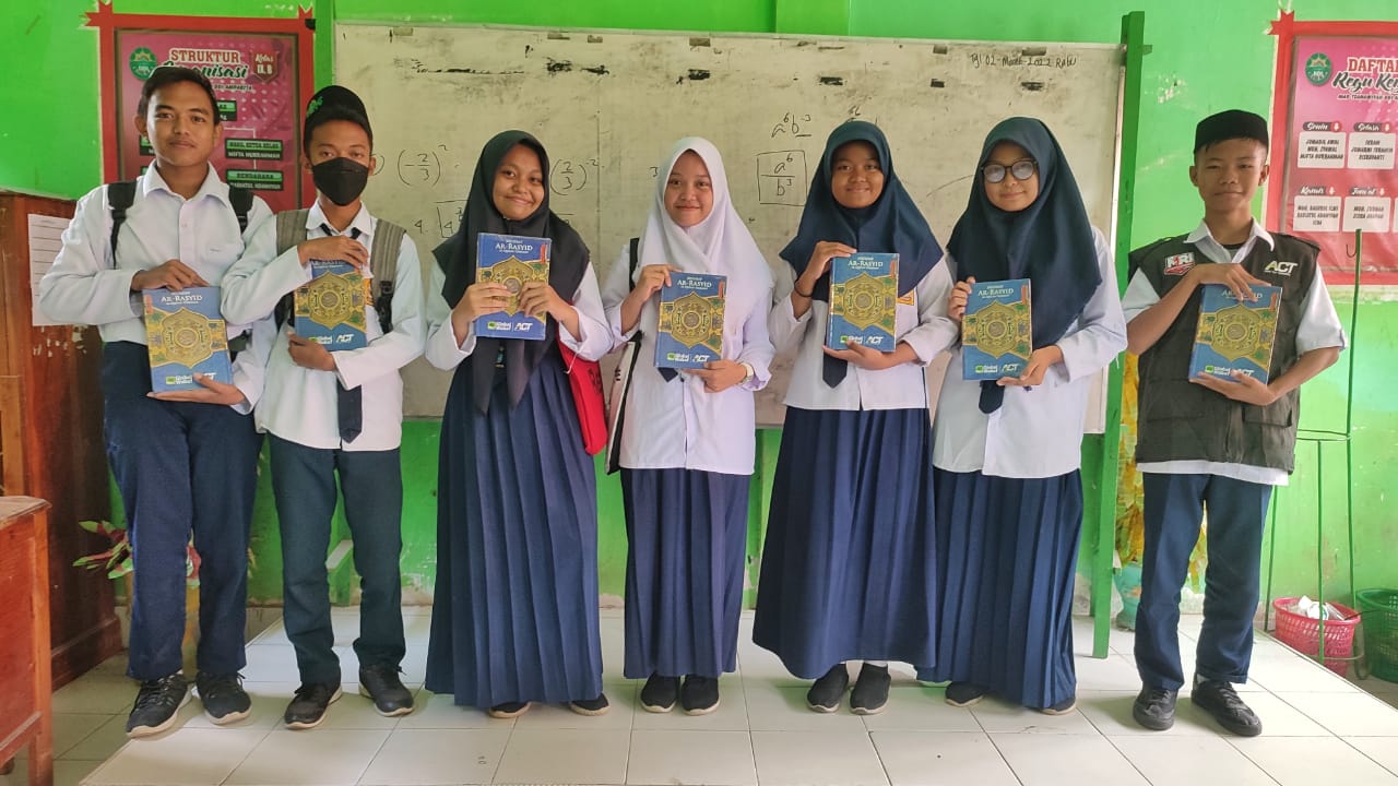 GW-ACT Serahkan Bantuan Al-Qur’an untuk Pelajar di Sidrap