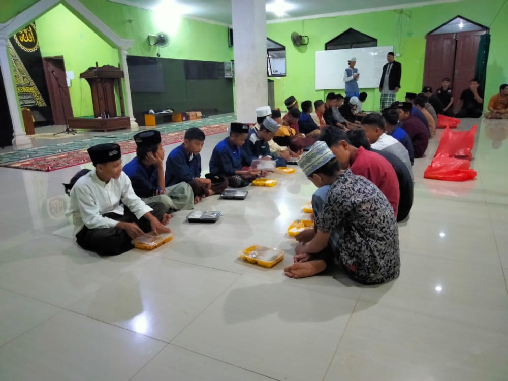 ACT Bagikan Makanan Siap Saji Gratis untuk Santap Sahur Santri Ponpes