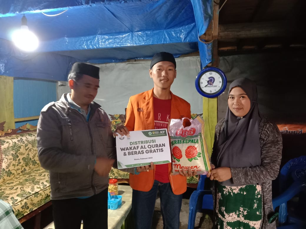 ACT dan BEM FMIPA UNM Salurkan Beras Gratis dan Wakaf Al-Qur’an di Pelosok