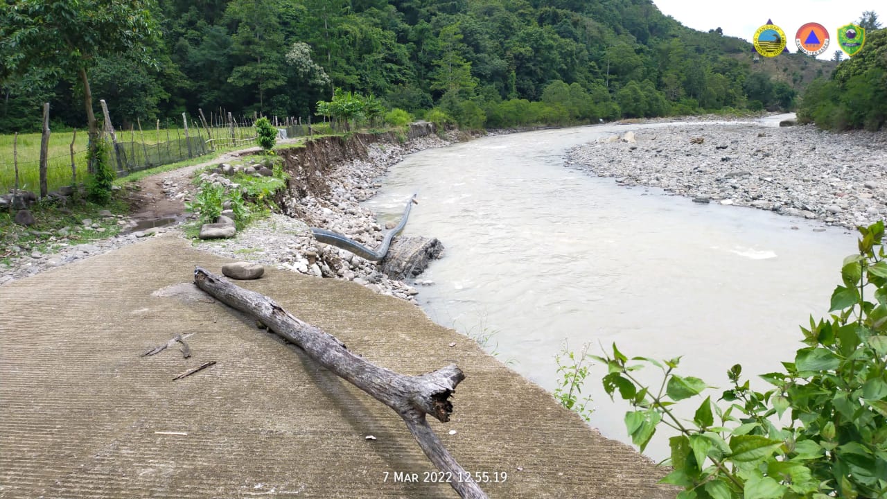 Jalan Beton Terputus  Usai Diterjang Banjir