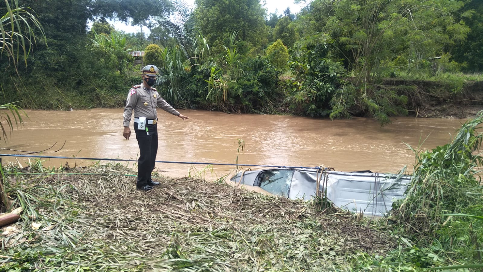 Minibus Terjun ke Sungai,  Satu Tewas, Lima Dirawat di RS