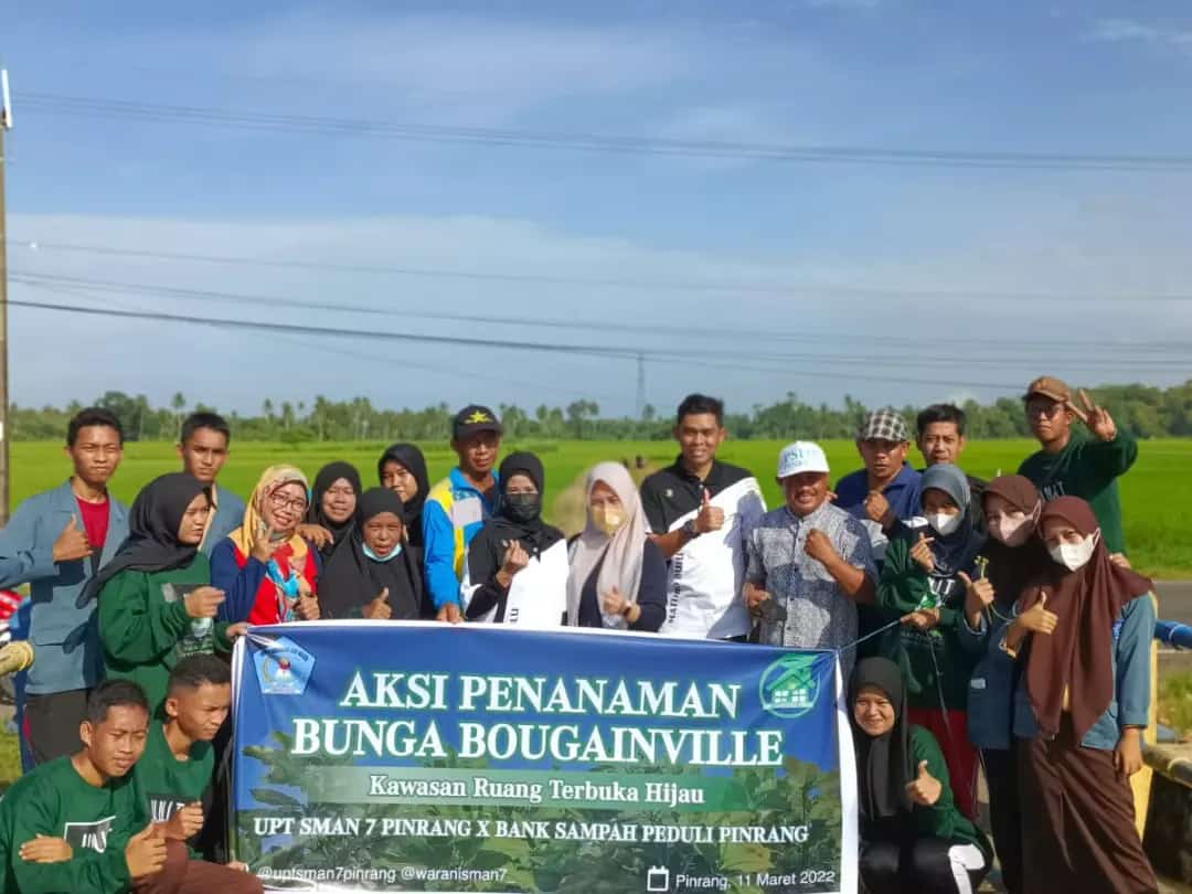Siswa SMAN 7 Pinrang Tanam  Bunga Bougenville di Pinggir Irigasi