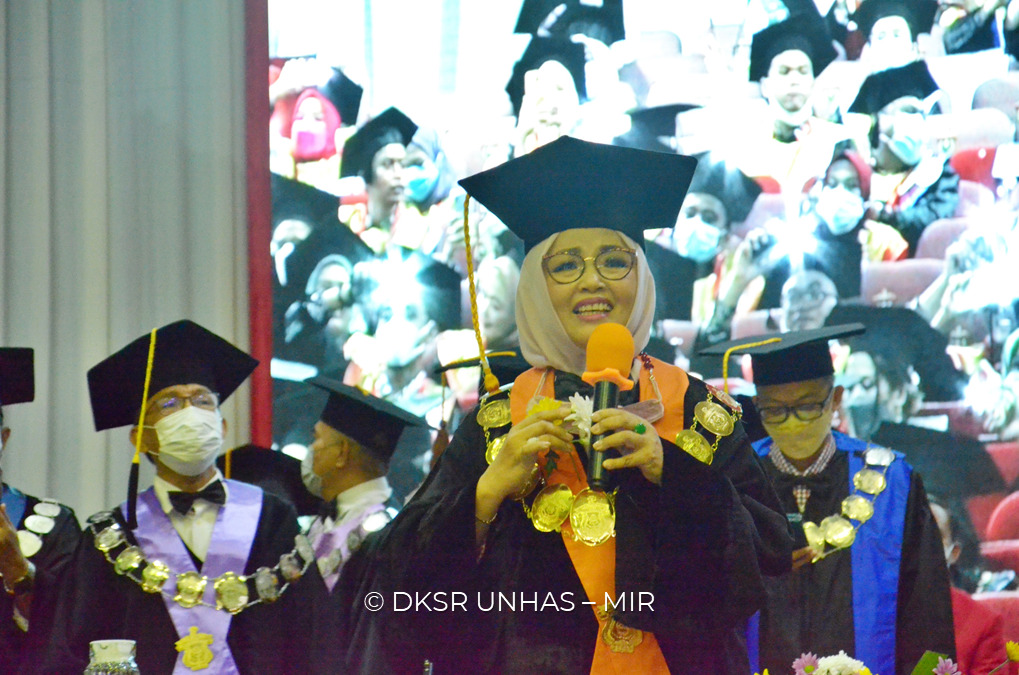 Pimpin Wisuda Terakhir, Rektor  Unhas Nyanyi Lagu Perpisahan