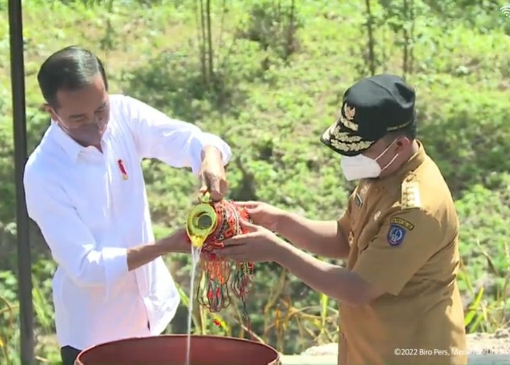 Gubernur Beri Air dan Tanah ke Presiden