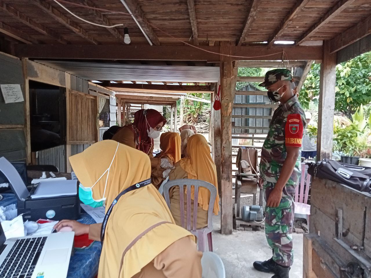 Serda Kasmudi Babinsa Desa Lalabatariaja Mendampingi Giat Vaksinasi