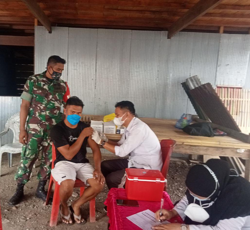 Babinsa Dampingi Pelaksanaan Vaksinasi di Leworeng