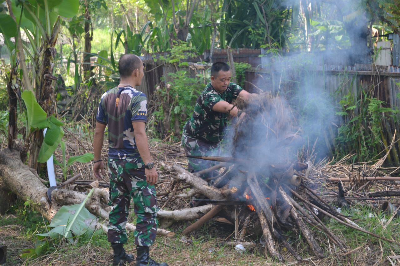 Ciptakan Suasana Nyaman, Anggota Makodim Bersihkan Alang Mess Perumahan